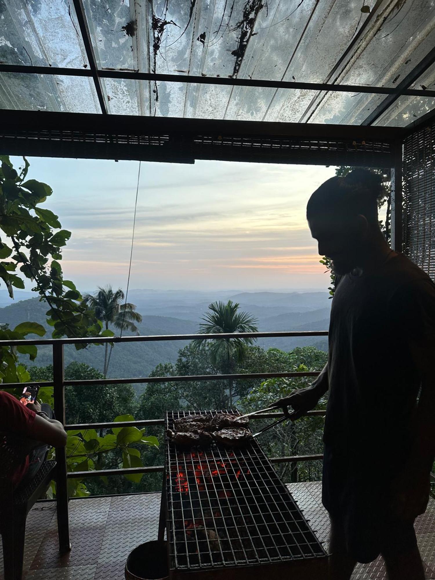 Sunset Valley Kerala Pool Resort - Serene Natural Forest Cottage Stay In Idukki With Sunrise & Sunset Panoramas, Natural Streams & Tranquil Summer Evenings Pirmed Экстерьер фото